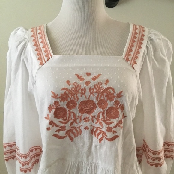 🌹HOST PICK- UNIVERSAL WHITE PEACH EMBROIDERED FLOWER CROP RUFFLE TOP/SIZE M - Picture 3 of 8